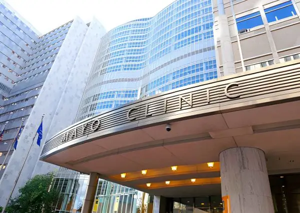 Patient waiting outside Mayo Clinic for MN Black Car transportation service