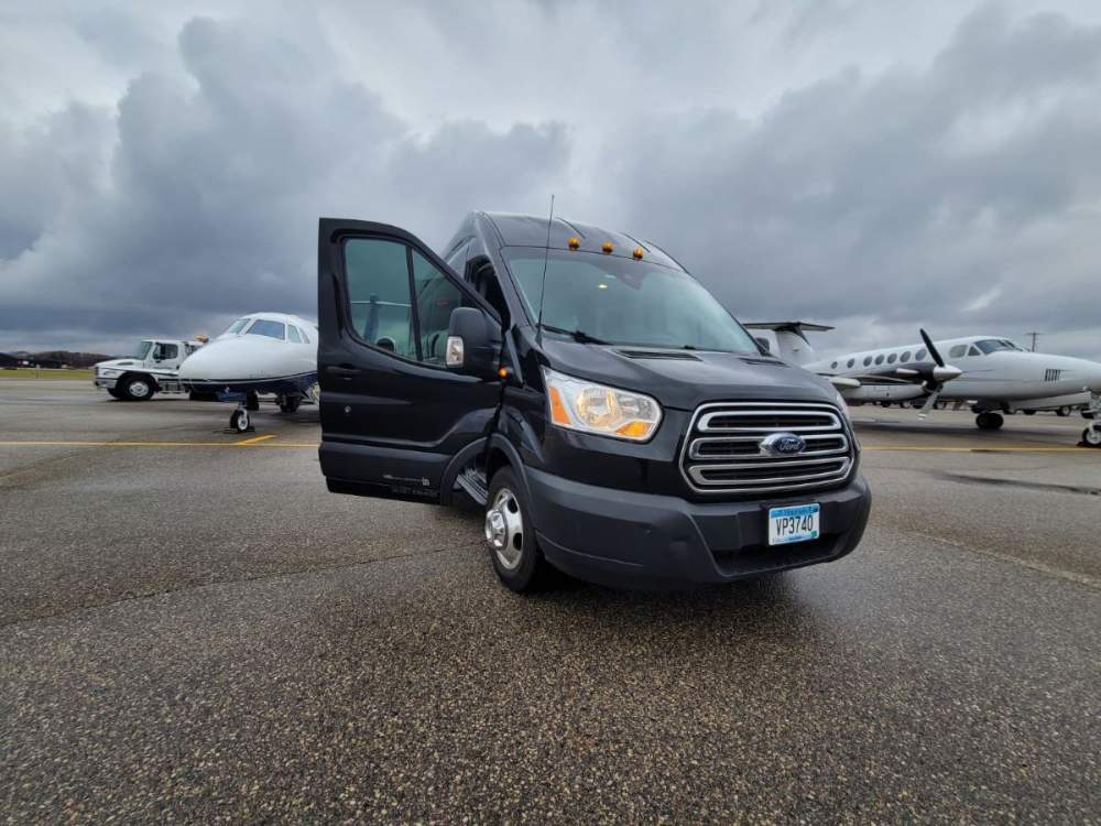 MN Black Car airport pickup service, view 4